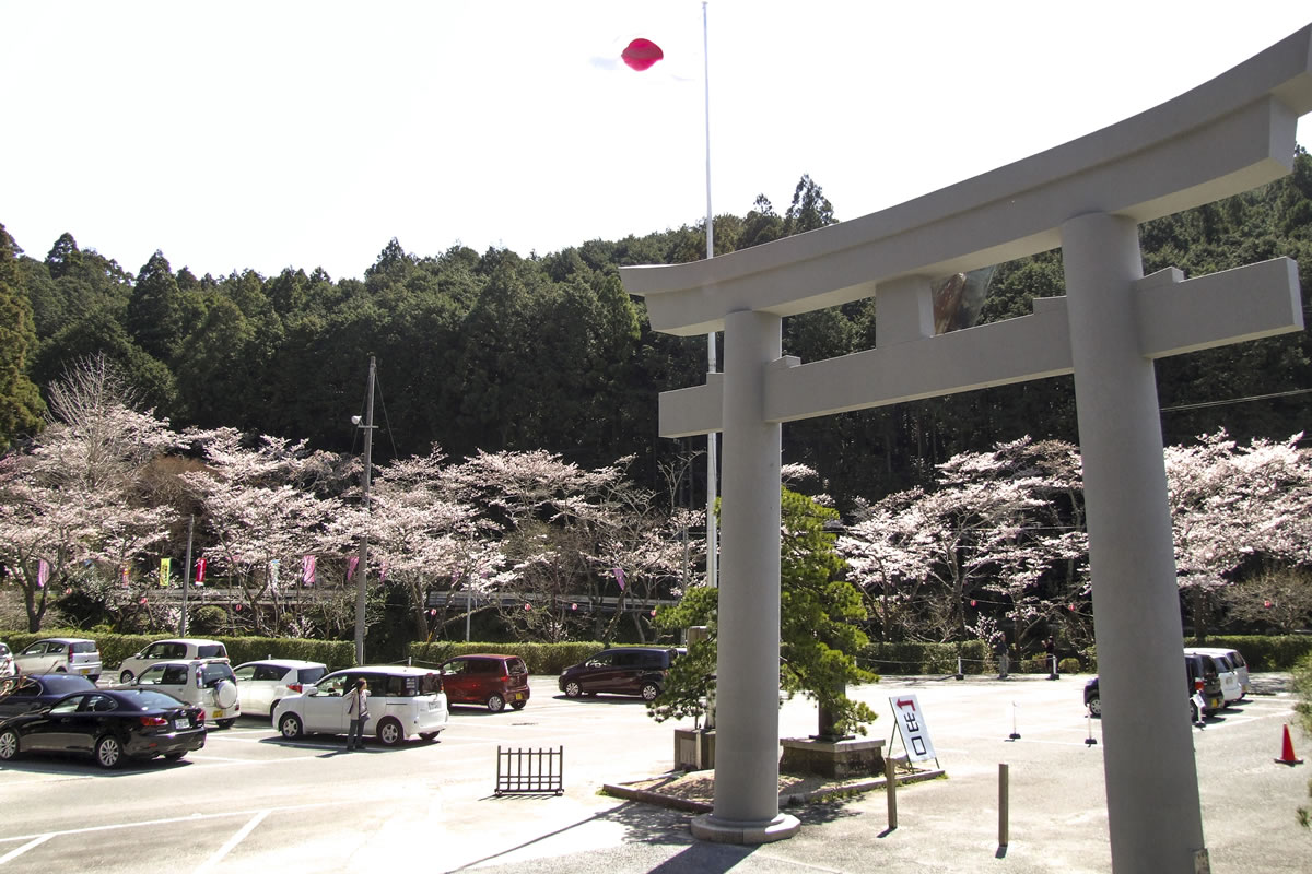 参道入り口・正面駐車場