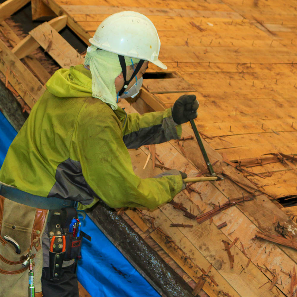 令和のお屋根替え「丁寧に旧屋根が剥がされていく、神徳殿の屋根解体作業」