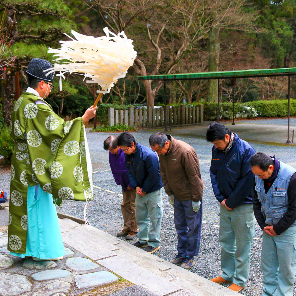 令和のお屋根替え「心身を清める作業の前のお祓い」