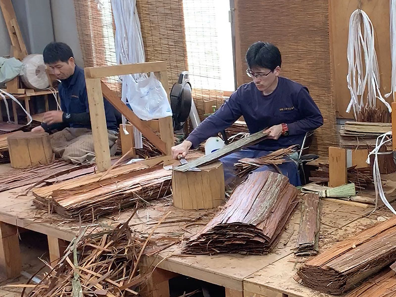 小國神社「檜皮葺のお屋根」洗皮の工程