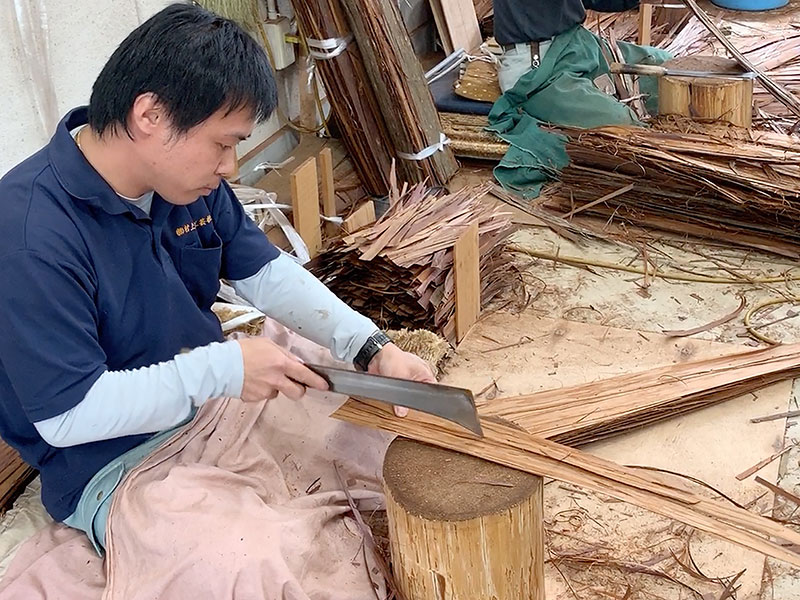 小國神社「檜皮葺のお屋根」綴皮の工程