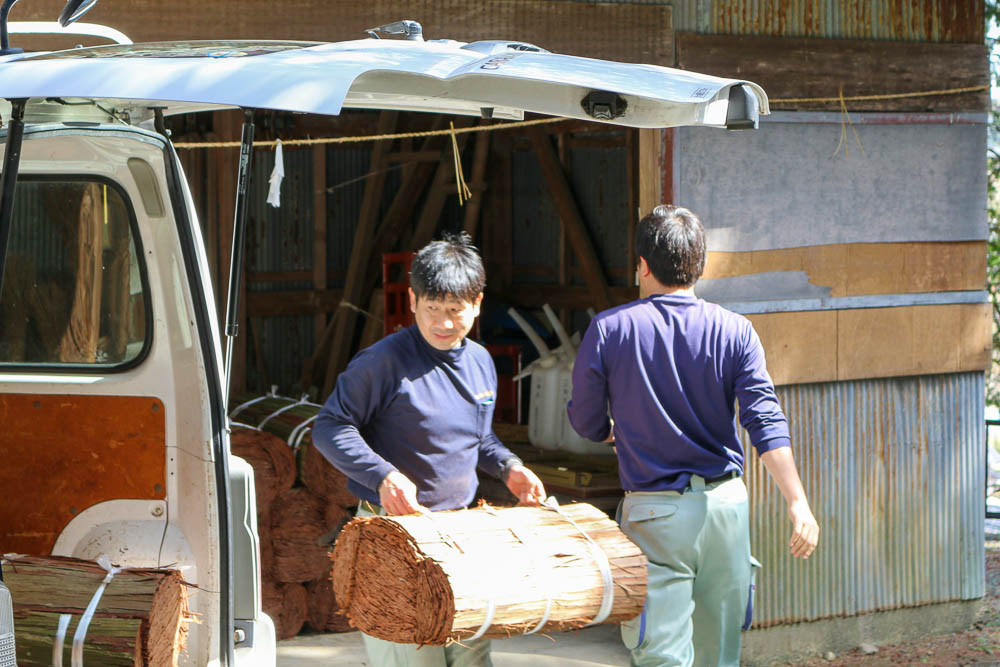 谷中地区の小高い丘の上に鎮座する正神社からの搬出作業