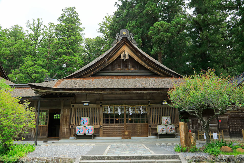 吹き替え前の神徳殿では特に東側の浸食が激しく認められました