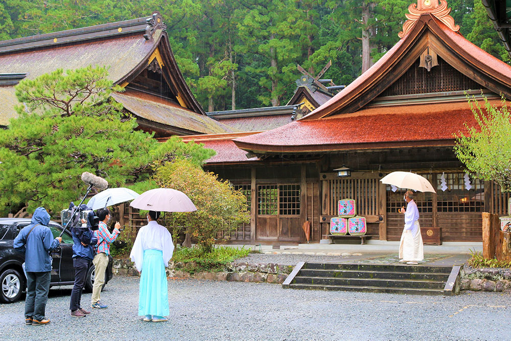 完工した神徳殿（右）の引き渡し、SBS静岡による取材がおこなわれました