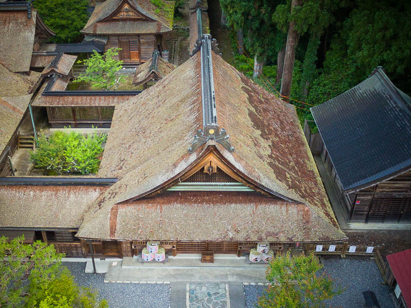 小國神社「神徳殿」修復を必要とする檜皮葺屋根