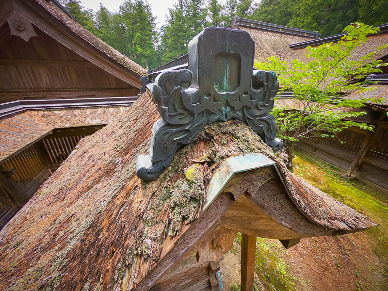 小國神社「真名井」修復を必要とする檜皮葺屋根