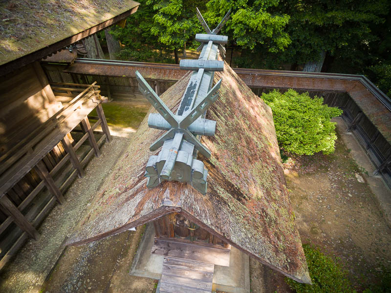 小國神社「並宮」修復を必要とする檜皮葺屋根