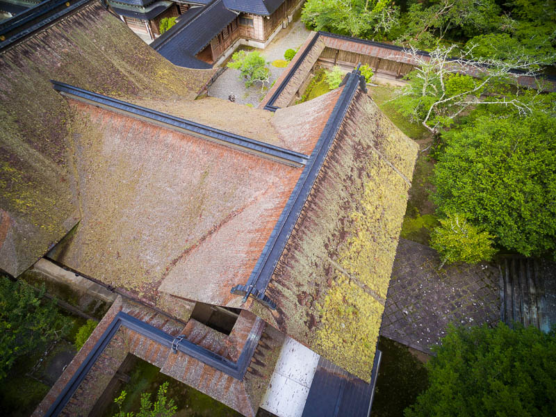 小國神社「中門・幣殿」修復を必要とする檜皮葺屋根